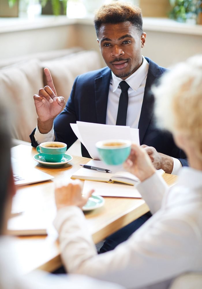 business-meeting-during-a-coffee-break-93AH7TK.jpg