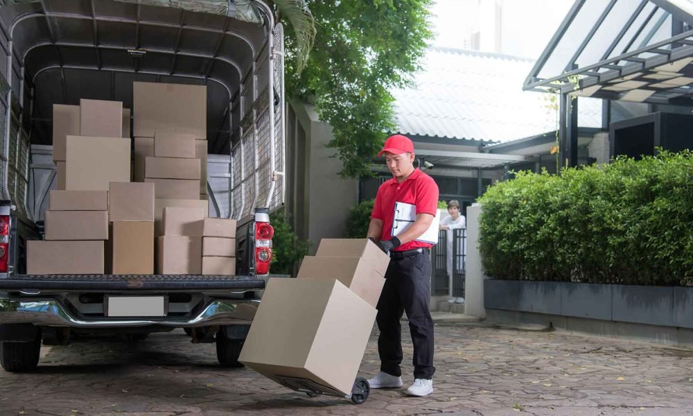 delivery-man-courier-36U6J78.jpg