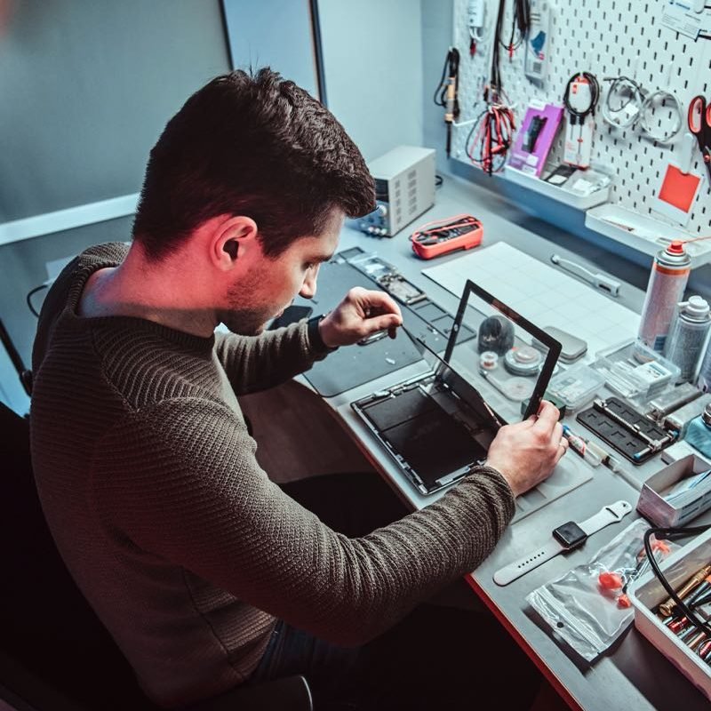 the-technician-repairs-a-broken-tablet-computer-in-M7RP3LJ.jpg